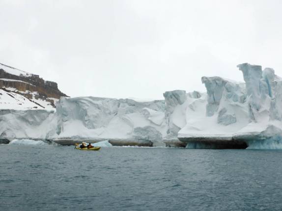Remando ao lado de uma grande geleira em Brown Bluff, na Antártida